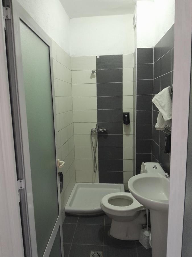 Hotel Yjet Поградец Екстериор снимка