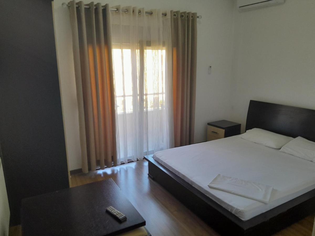 Hotel Yjet Поградец Екстериор снимка