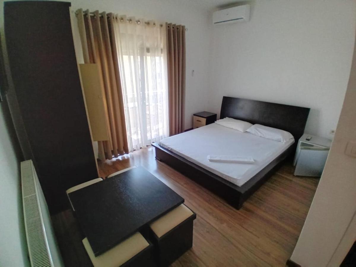 Hotel Yjet Поградец Екстериор снимка